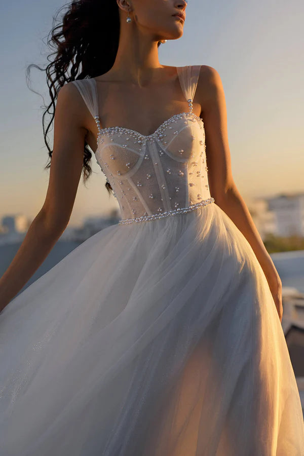 Abito da sposa a trapezio con scollo a cuore e perle in stile principessa
